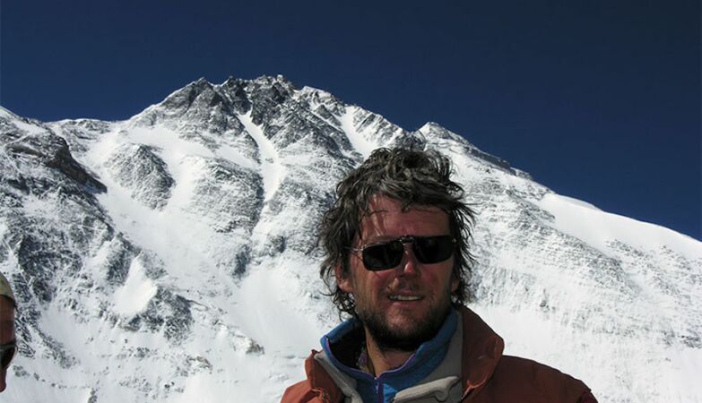 Presumed dead, he was found delirious almost naked on Everest. The incredible story of Lincoln Hall