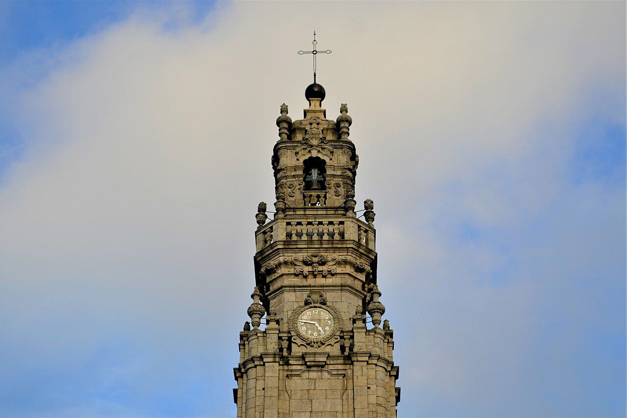 Torre dos Clérigos partially evacuated