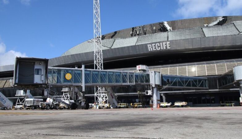 He caused trouble at the airport: he missed the plane because he was drinking alcohol in a VIP lounge