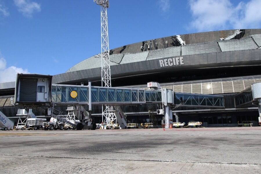 He caused trouble at the airport: he missed the plane because he was drinking alcohol in a VIP lounge