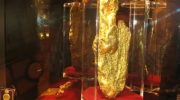 How much did the largest piece of gold ever discovered weigh