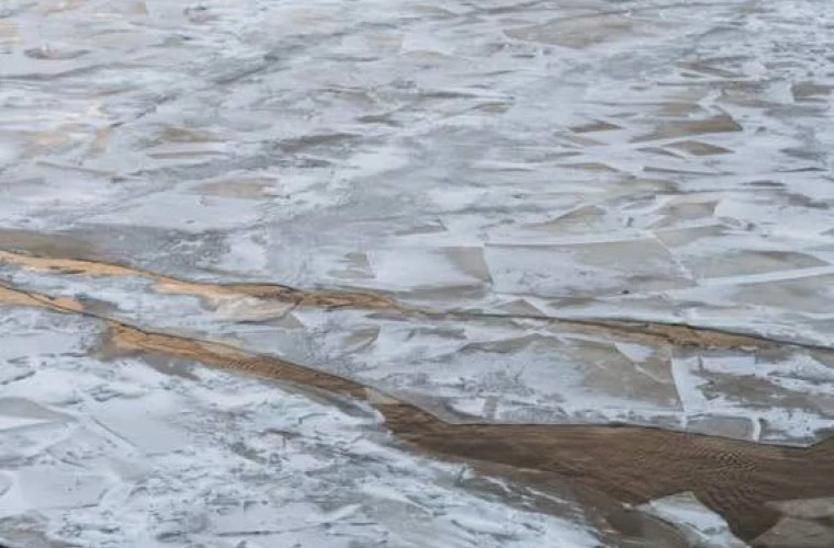 Small cracks in the ice set off dangerous chain reactions in the Arctic