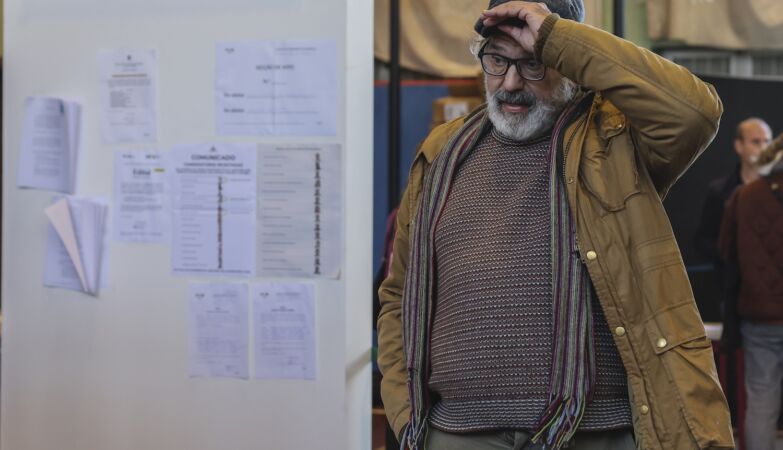 The defeat and the mobile pope of Manuel João Vieira