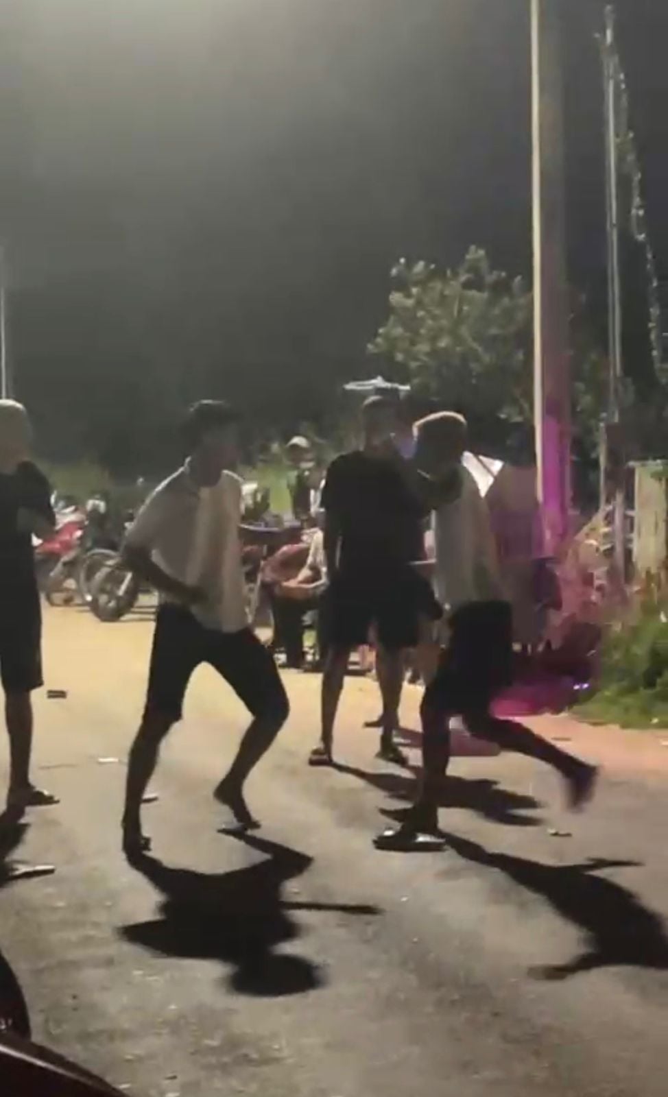 Video shows young people exchanging punches in front of an event house in the interior of Acre