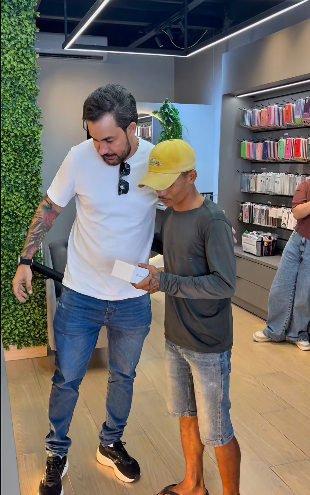 Video shows solidarity after robbed delivery man receives new cell phone donated by businessman