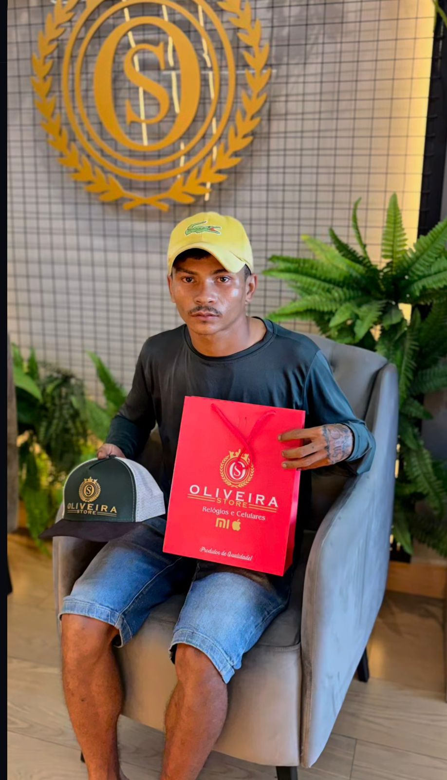 Video shows solidarity after robbed delivery man receives new cell phone donated by businessman