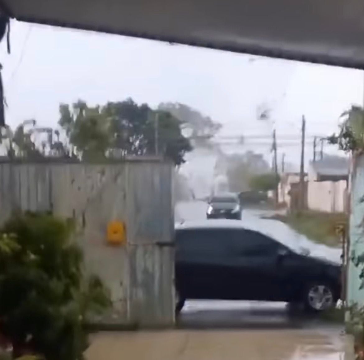 Video captures moment when tornado hits city and causes impressive destruction