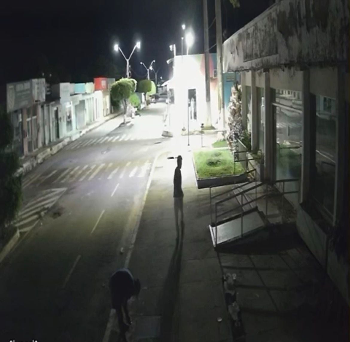 Thefts of electrical wires are repeated during the early hours of the morning and the duo is caught on cameras in the interior of Acre