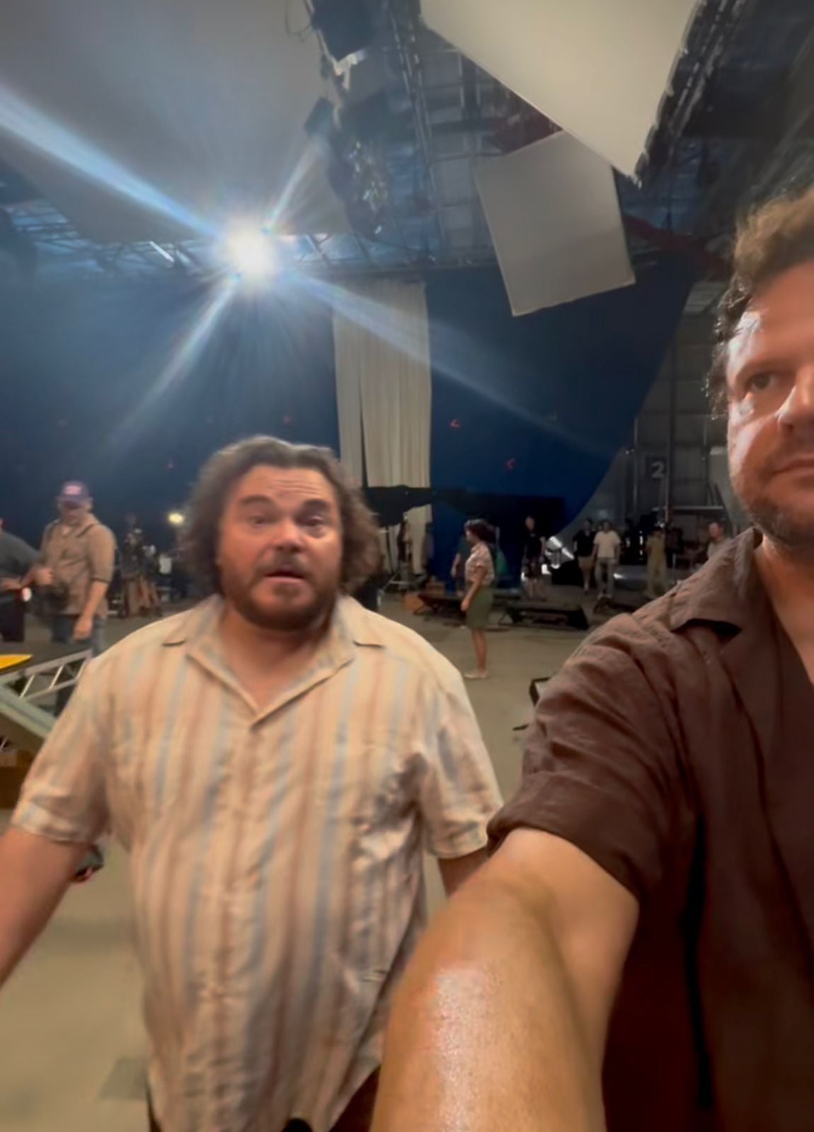 Selton Mello appears singing alongside the Hollywood star behind the scenes of the new Anaconda