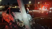 Accident involving three vehicles ends with collision against pole and mobilizes emergency teams
