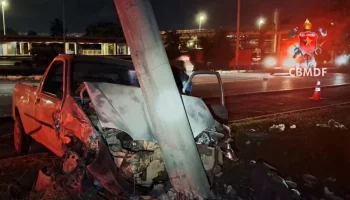 Accident involving three vehicles ends with collision against pole and mobilizes emergency teams