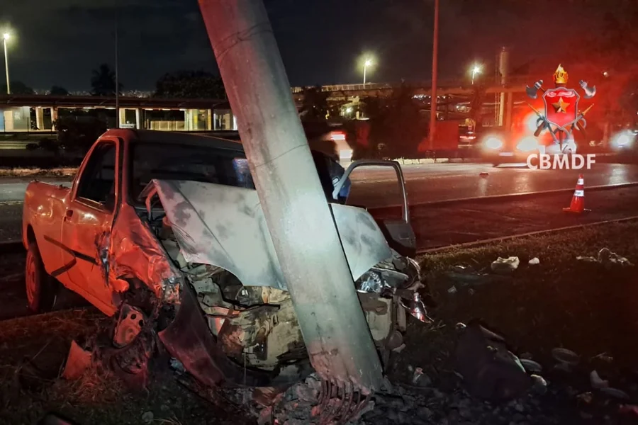 Accident involving three vehicles ends with collision against pole and mobilizes emergency teams