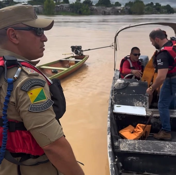 Firefighters from the 6th BEPCIF intensify monitoring of the flood of the Iaco River and reinforce actions to support the population