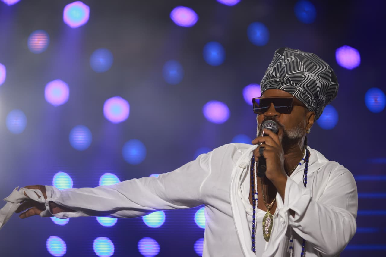 Carlinhos Brown livens up New Year's Eve in Brasília