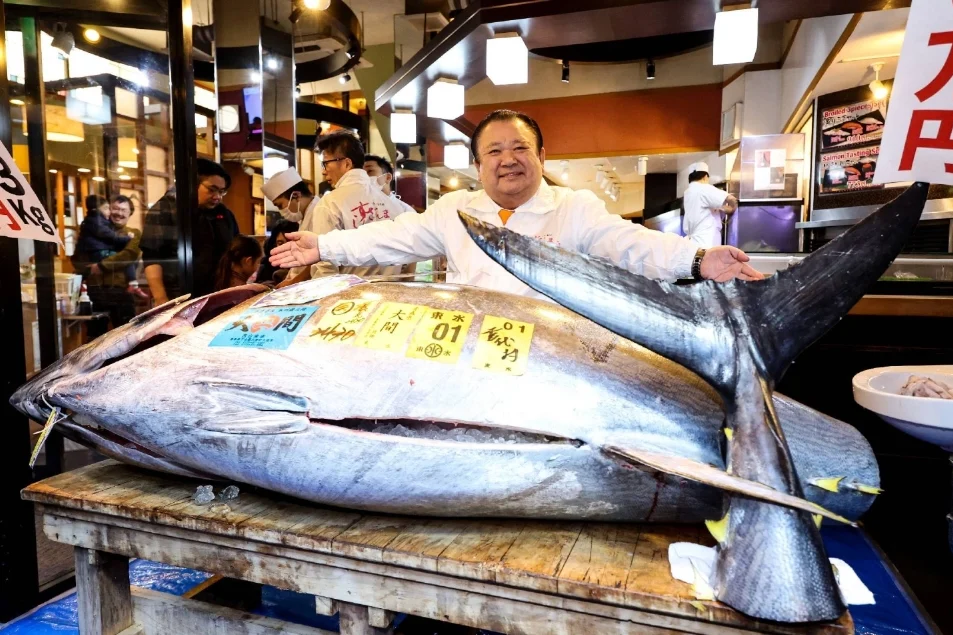 Kiyoshi Kimura no mercado de Toyosu depois de pagar 2,74 milhões de euros pelo peixe. Crédito: Japan Times