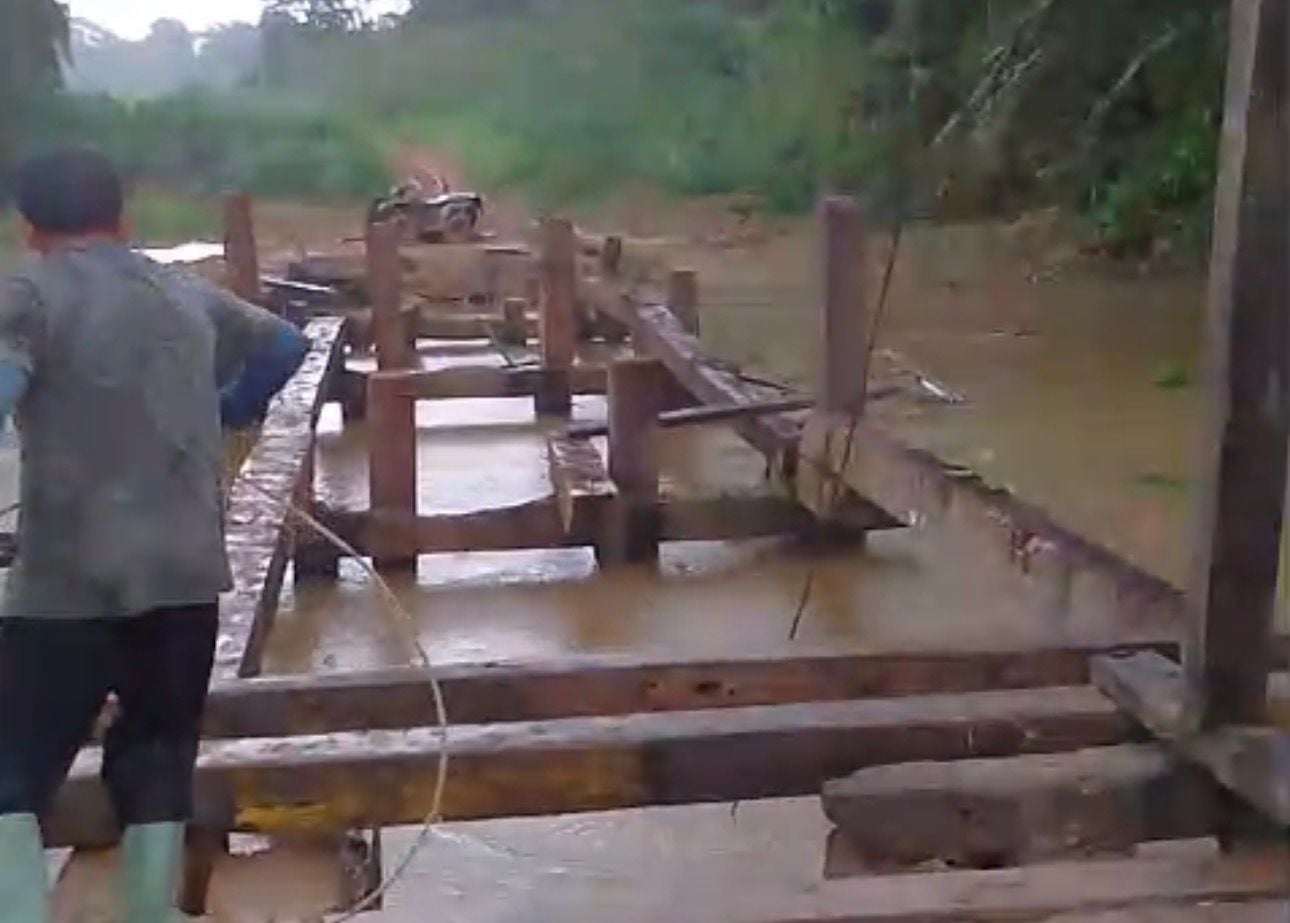 Rural community is isolated due to unfinished bridge renovation and resident criticizes mayor of Sena