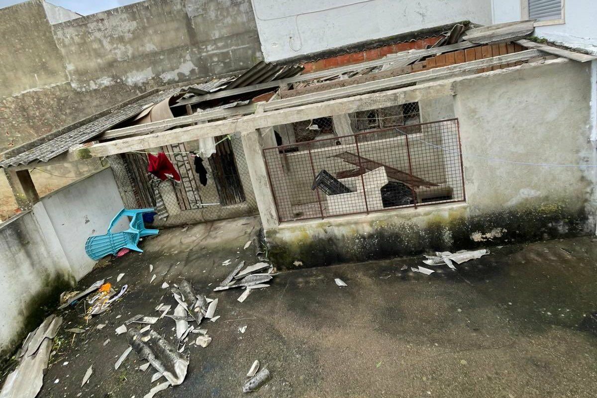 Film scene: young man filmed live the house being destroyed by Kristin's depression