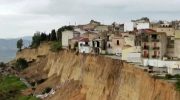 Niscemi on the edge of the abyss: rain causes landslide and evacuation of 1000 people