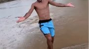 Content creator from Acre goes viral when he dances on the banks of the Acre River and receives a flood of praise