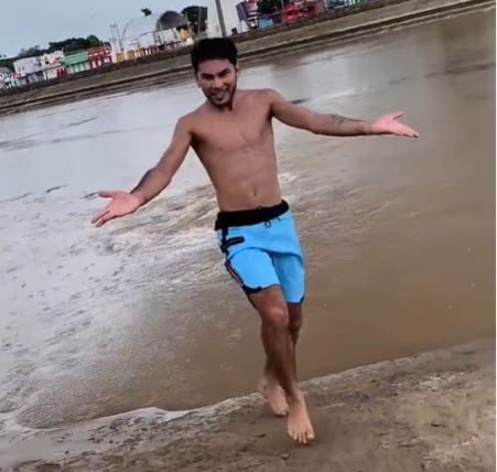 Content creator from Acre goes viral when he dances on the banks of the Acre River and receives a flood of praise