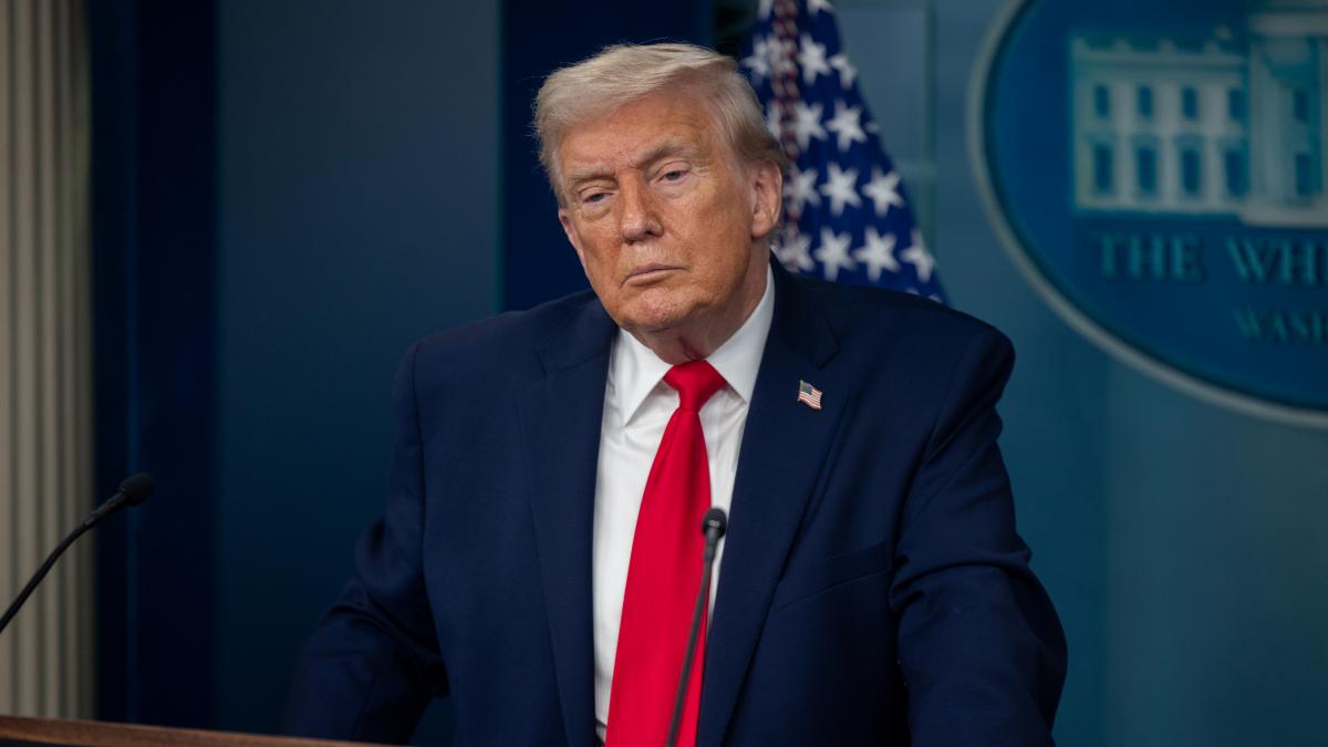 Trump confirms sending "a huge armada" to Iran and threatens to carry out "an attack much worse than the one in June" if Tehran does not negotiate