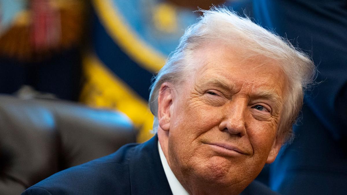 Trump defends that his health is “perfect” and explains his bruises on his hand