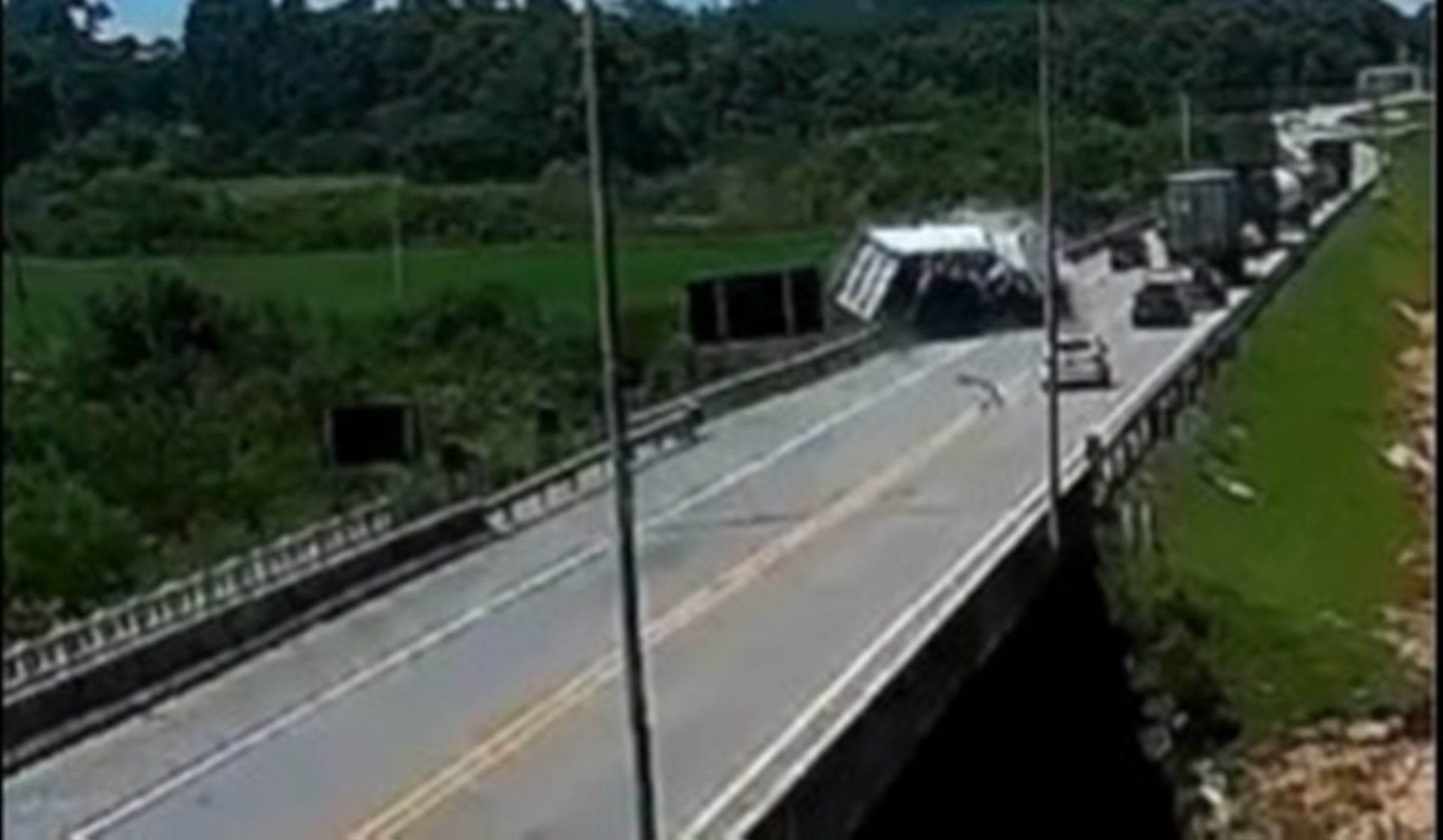 RS: video shows collision that killed 11 people on BR-116
