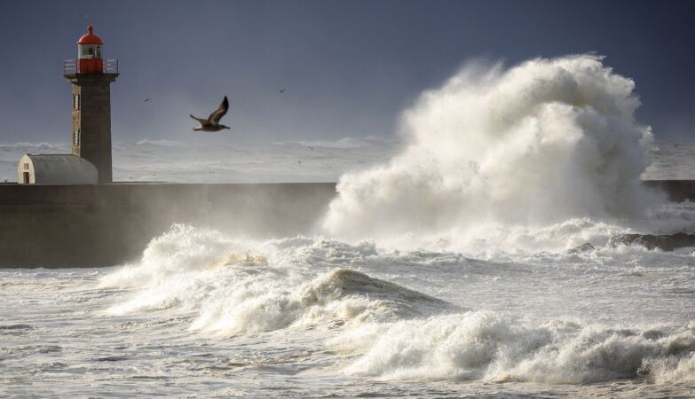 Strong waves due to the passage of the Ingrid Depression near the Cabedelo Lighthouse, in Porto