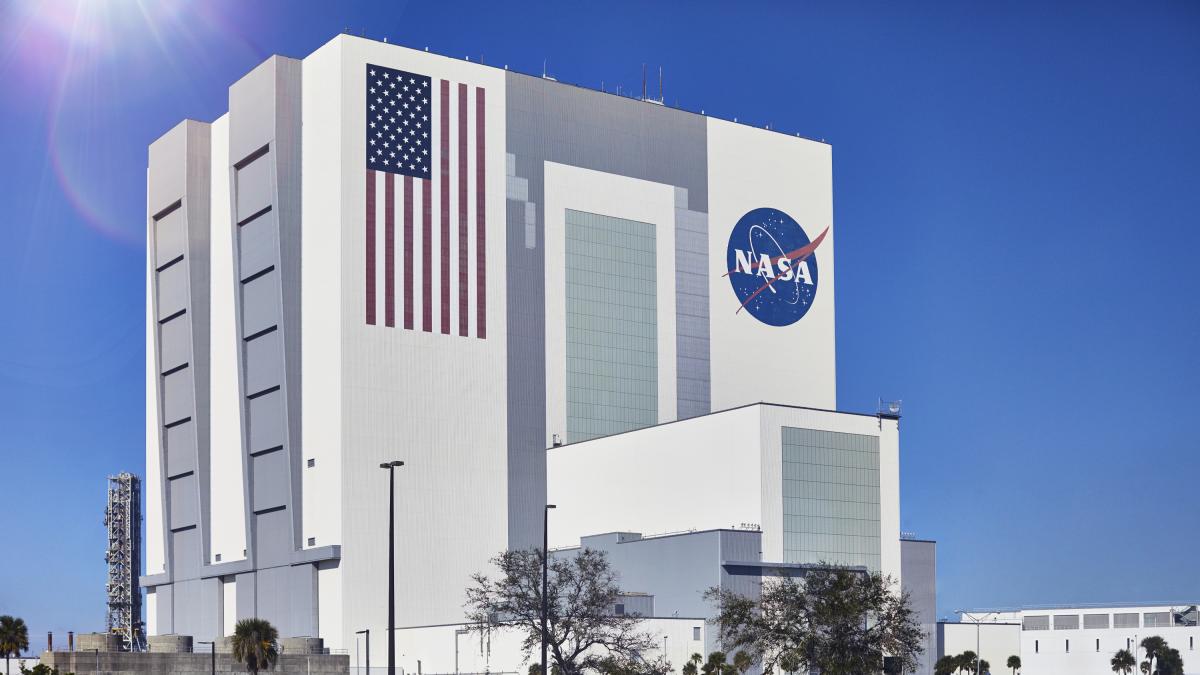 The sad end of the 100,000 books from NASA's largest library that has just closed: "Thrown in the trash"