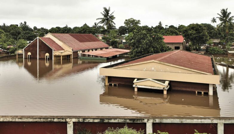 112 dead in Mozambique. President's helicopter saved 12 people from rain