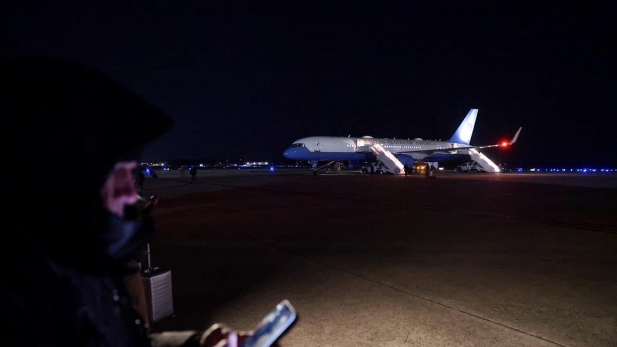 Trump will arrive late to Davos: Air Force One scares him in mid-flight