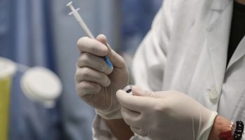 Σκάνδαλο στην Ισπανία με 253 ληγμένα εμβόλια: Δόθηκαν σε βρέφη και ενήλικες