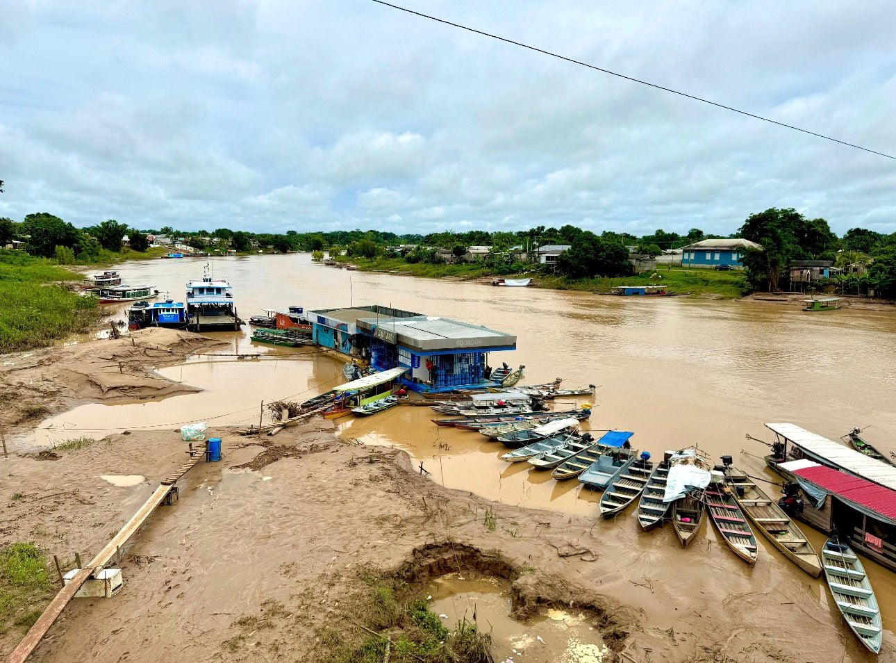 Even after heavy rains, the water level of the Iaco River continues to fall in Sena Madureira