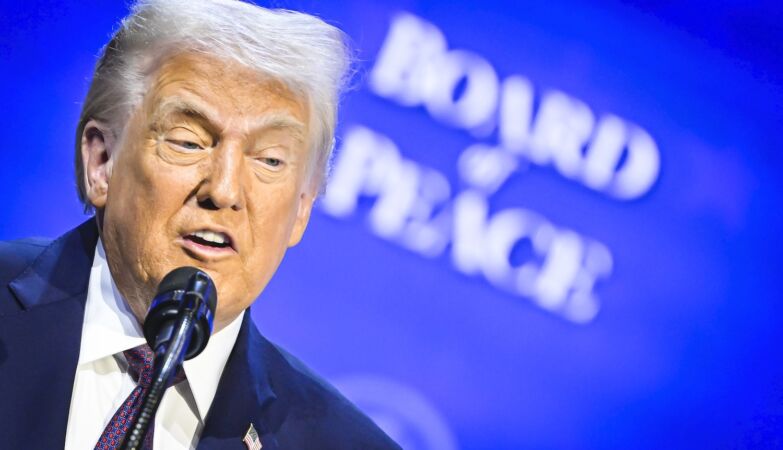 “It will devour them.” Trump threatens Canada with 100% tariffs over trade deal with China