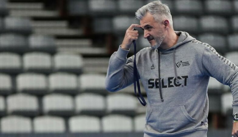 Handball is played with 7, Portugal had 8 on the field (but tied in goals)