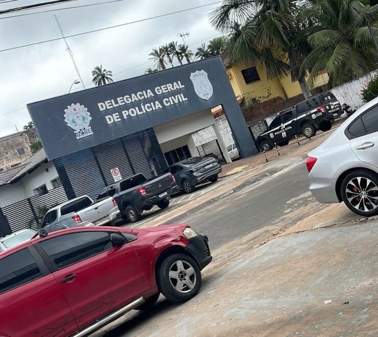 Fight over sofa takes influencer from the interior of Acre to the police station; see video