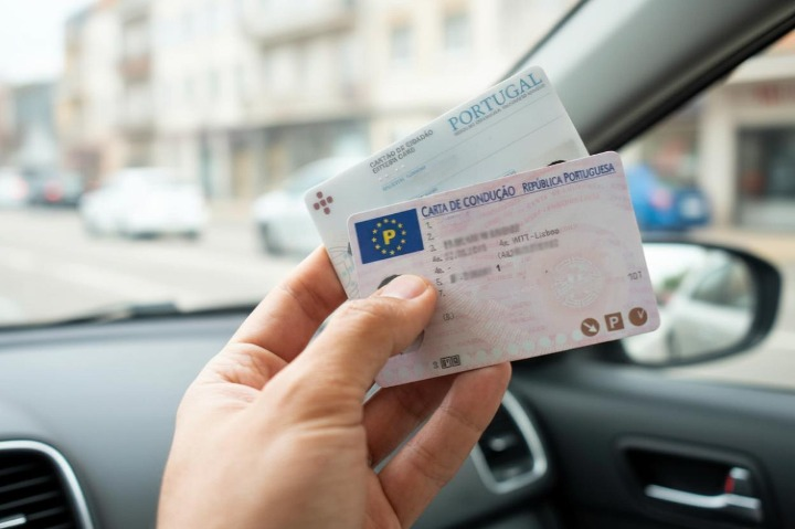 Pessoa a segurar em documentos. Crédito: Freepik AI