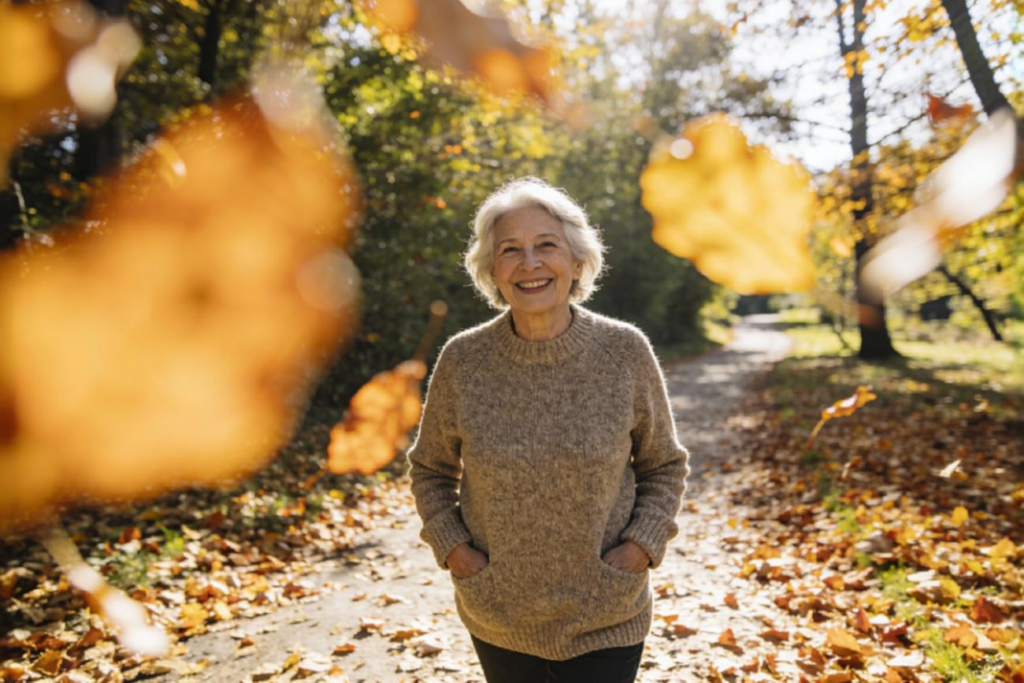 Idosa feliz a passear. Crédito: Freepik AI