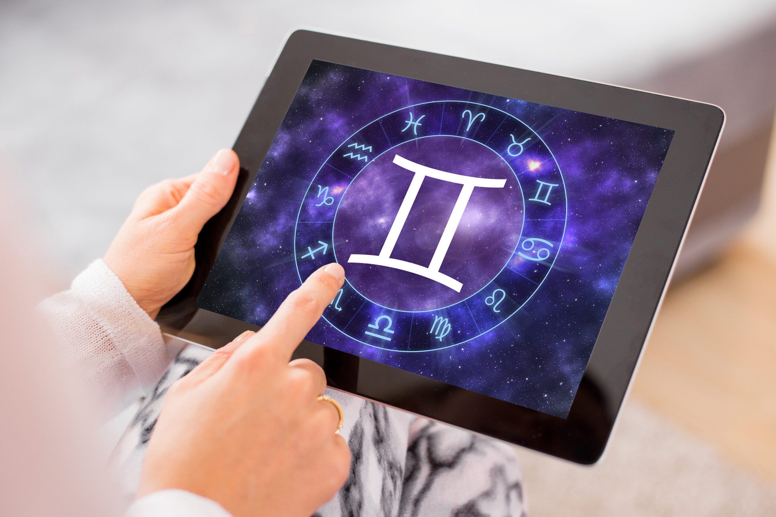 Do you believe in signs? We explain the psychological reason for this and why the horoscope seems to be right so often