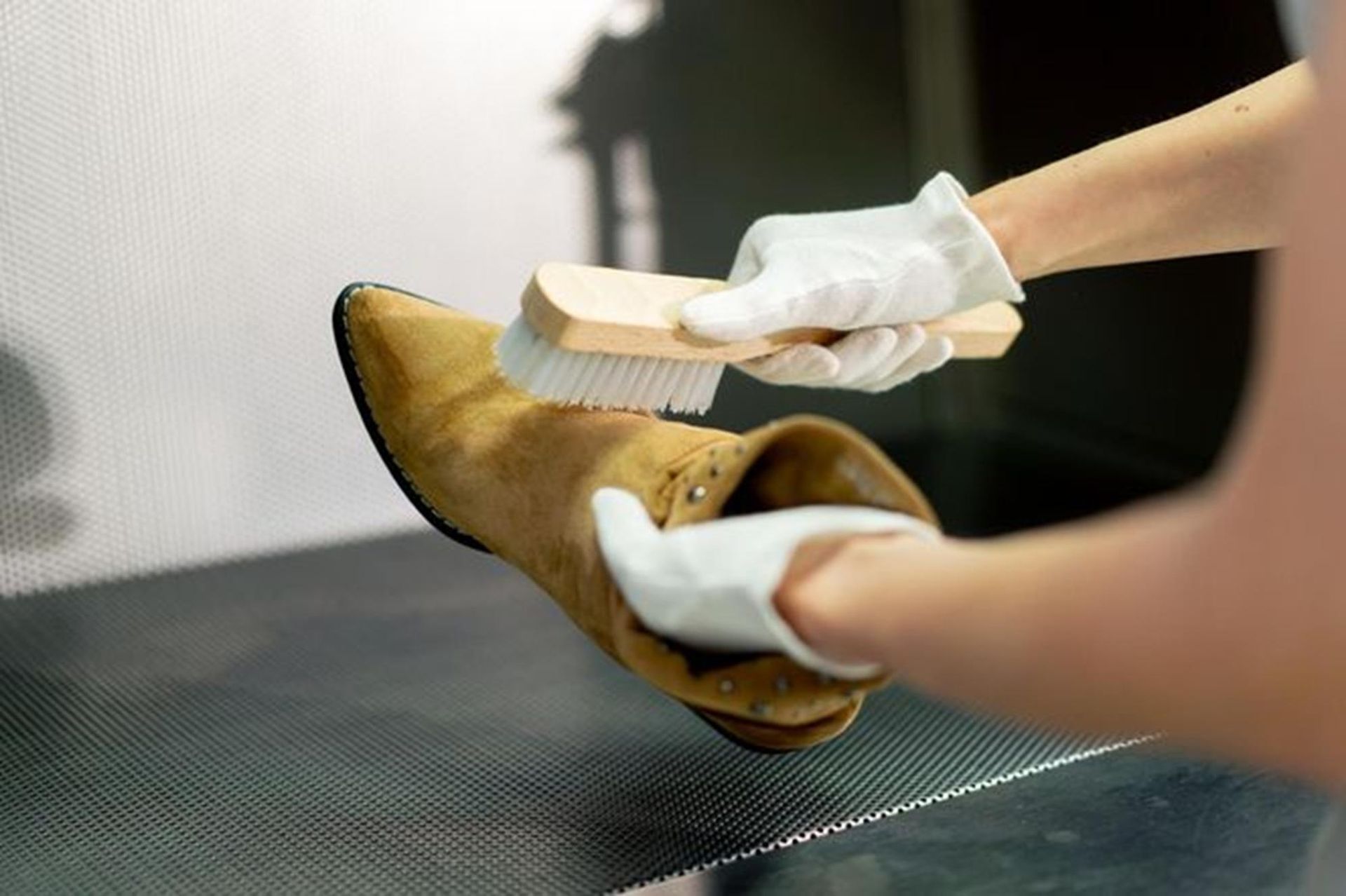 Shoes like new. Dissolve 3 teaspoons and rub into dirty suede shoes. It will renovate the upper and remove stains. Cleaning suede shoes