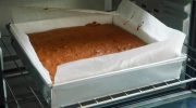 Baking without secrets Is the cake burning on the bottom? The color of the sheet metal may be the culprit. How to bake a cake?
