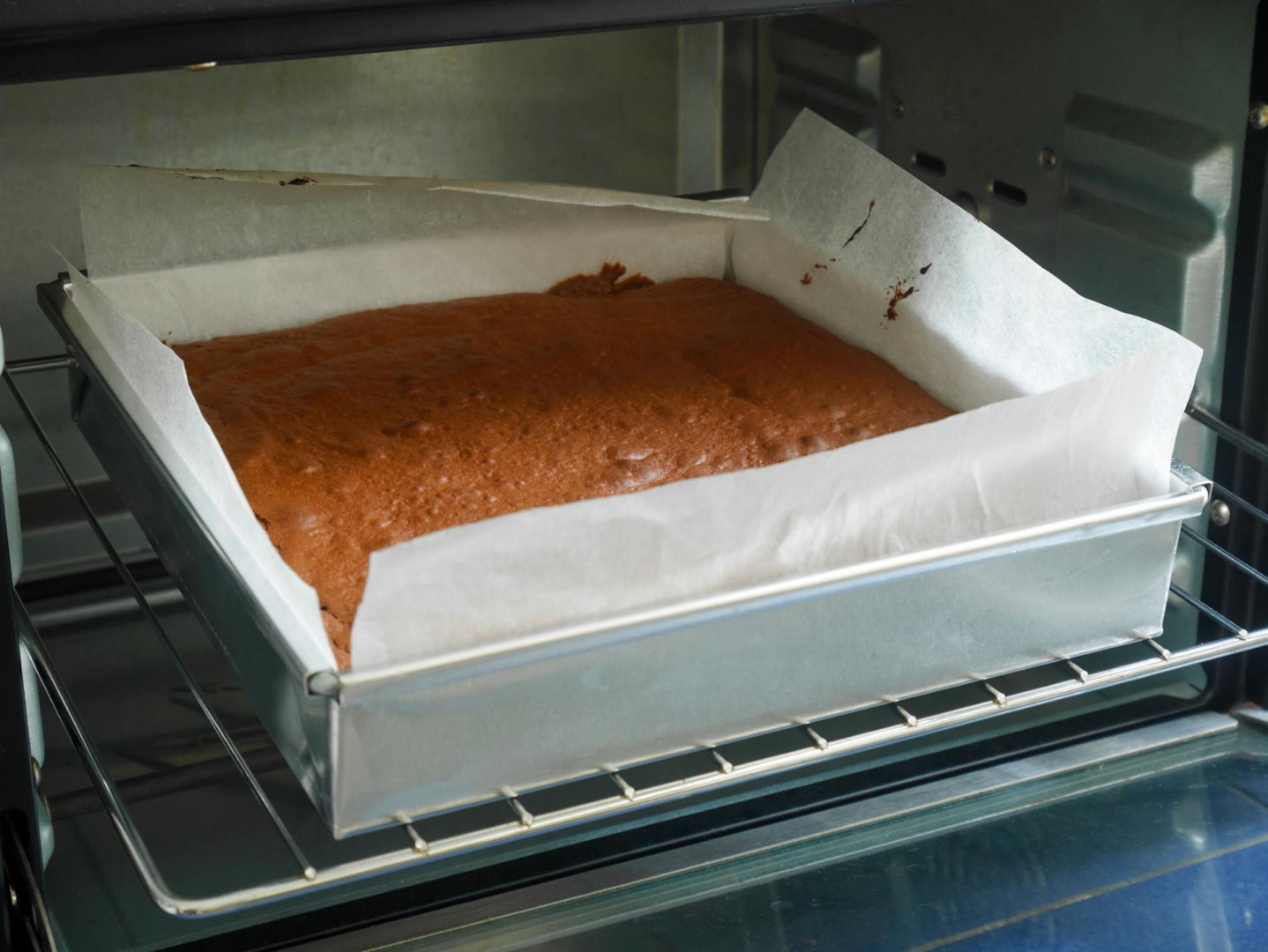 Baking without secrets Is the cake burning on the bottom? The color of the sheet metal may be the culprit. How to bake a cake?