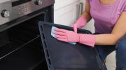 Oven like new Grease, sprinkle and after 15 minutes roll into a ball. You can clean a dirty oven tray without using chemicals, and the burnt stains will go away without any problems. Cleaning the oven tray