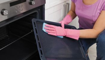 Oven like new Grease, sprinkle and after 15 minutes roll into a ball. You can clean a dirty oven tray without using chemicals, and the burnt stains will go away without any problems. Cleaning the oven tray