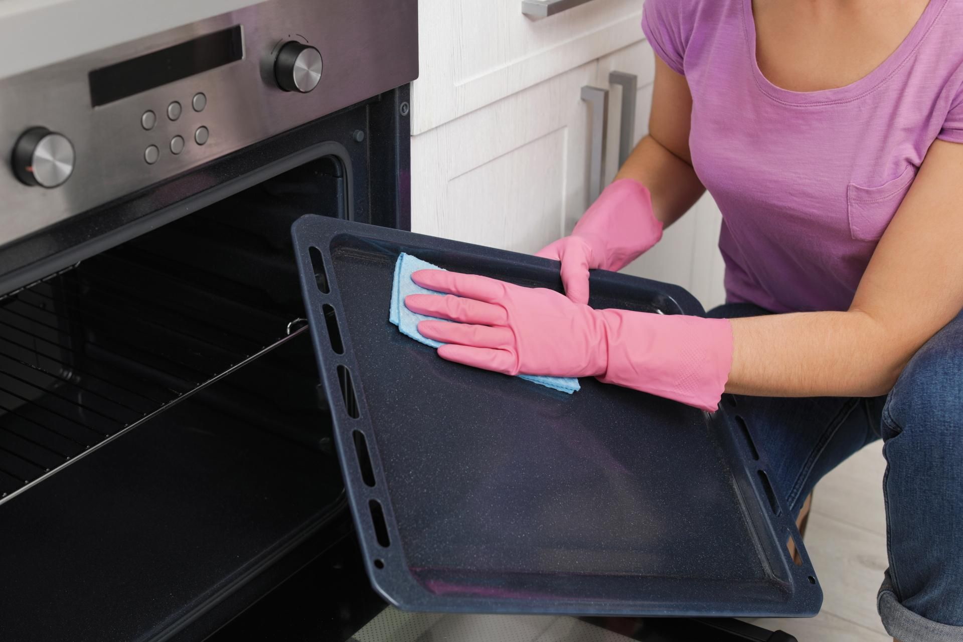 Oven like new Grease, sprinkle and after 15 minutes roll into a ball. You can clean a dirty oven tray without using chemicals, and the burnt stains will go away without any problems. Cleaning the oven tray
