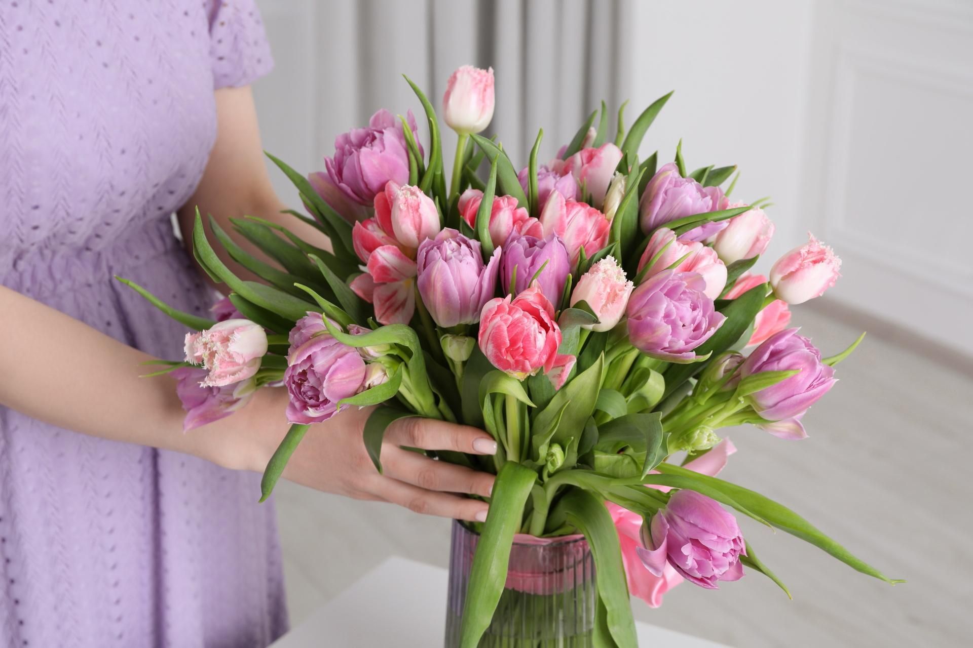 Cut flowers Without it, the tulips in the vase will die after 1 day. It's important to do this before putting them in water, and the flowers will stay fresh and firm for weeks. How to make cut tulips last longer