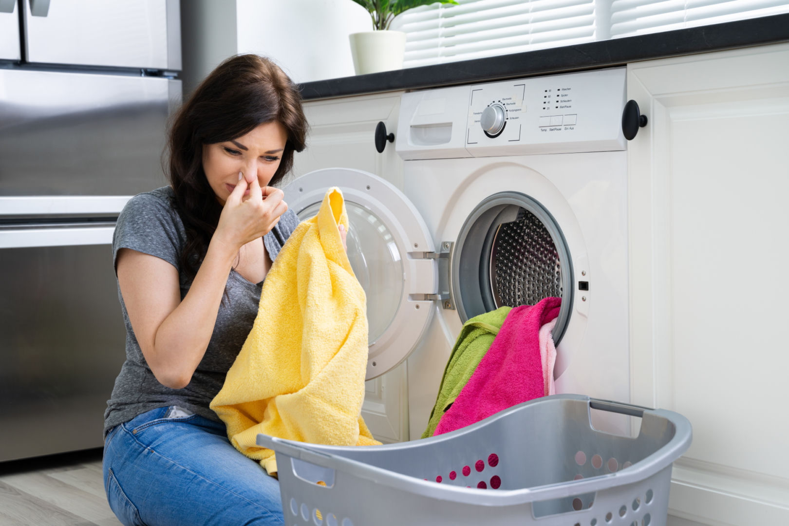 A clean washing machine means clean laundry. Put 1 tablet into the drum of the washing machine and turn it on. The ugly, musty smell will be forgotten, and you and your laundry will thank each other. Works better than baking soda. How to clean a washing machine