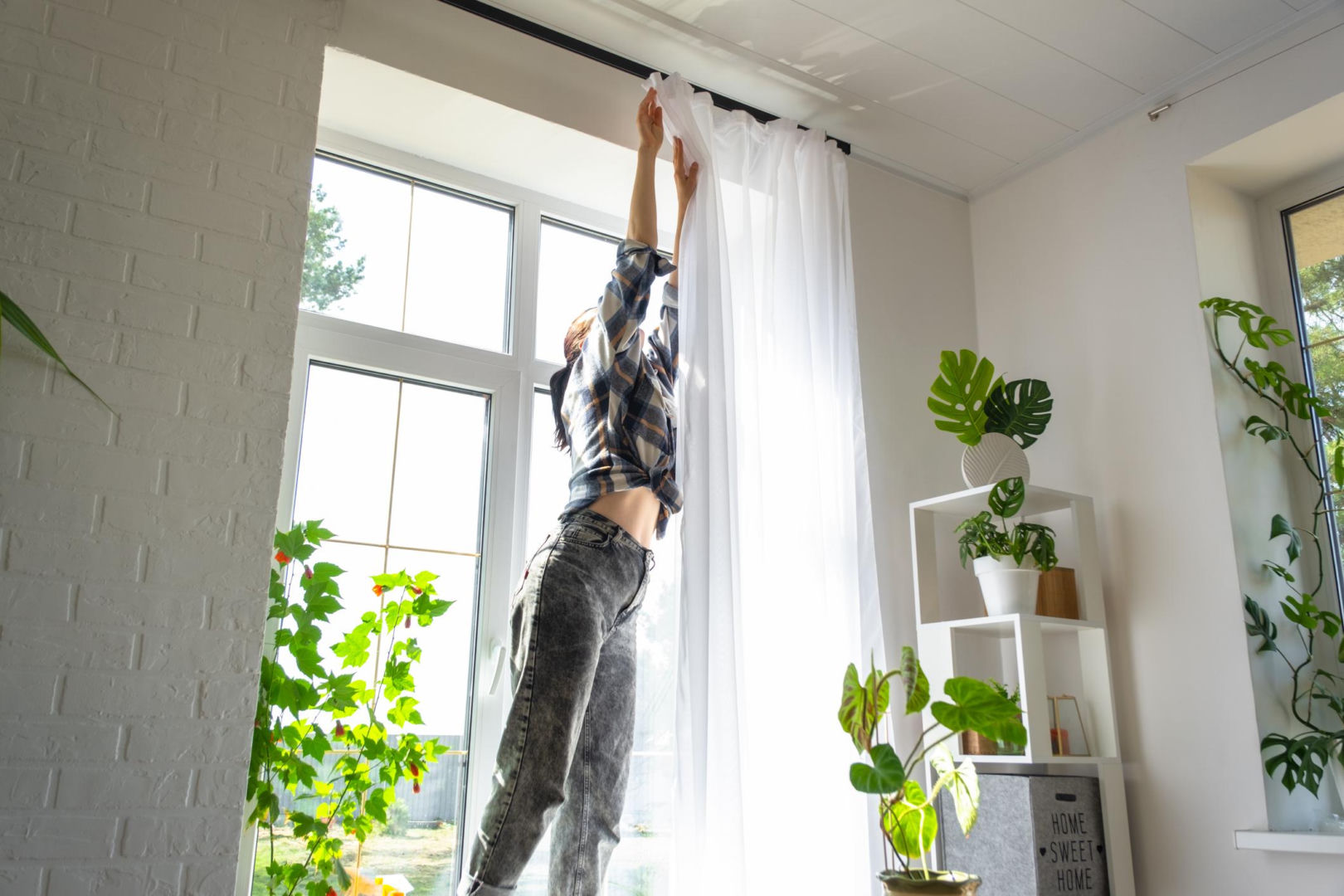 Tips for winter Your neighbors hang things on their windows and you don't know what they are. This is a new method to make household members feel better. It can fix the problem in just one night