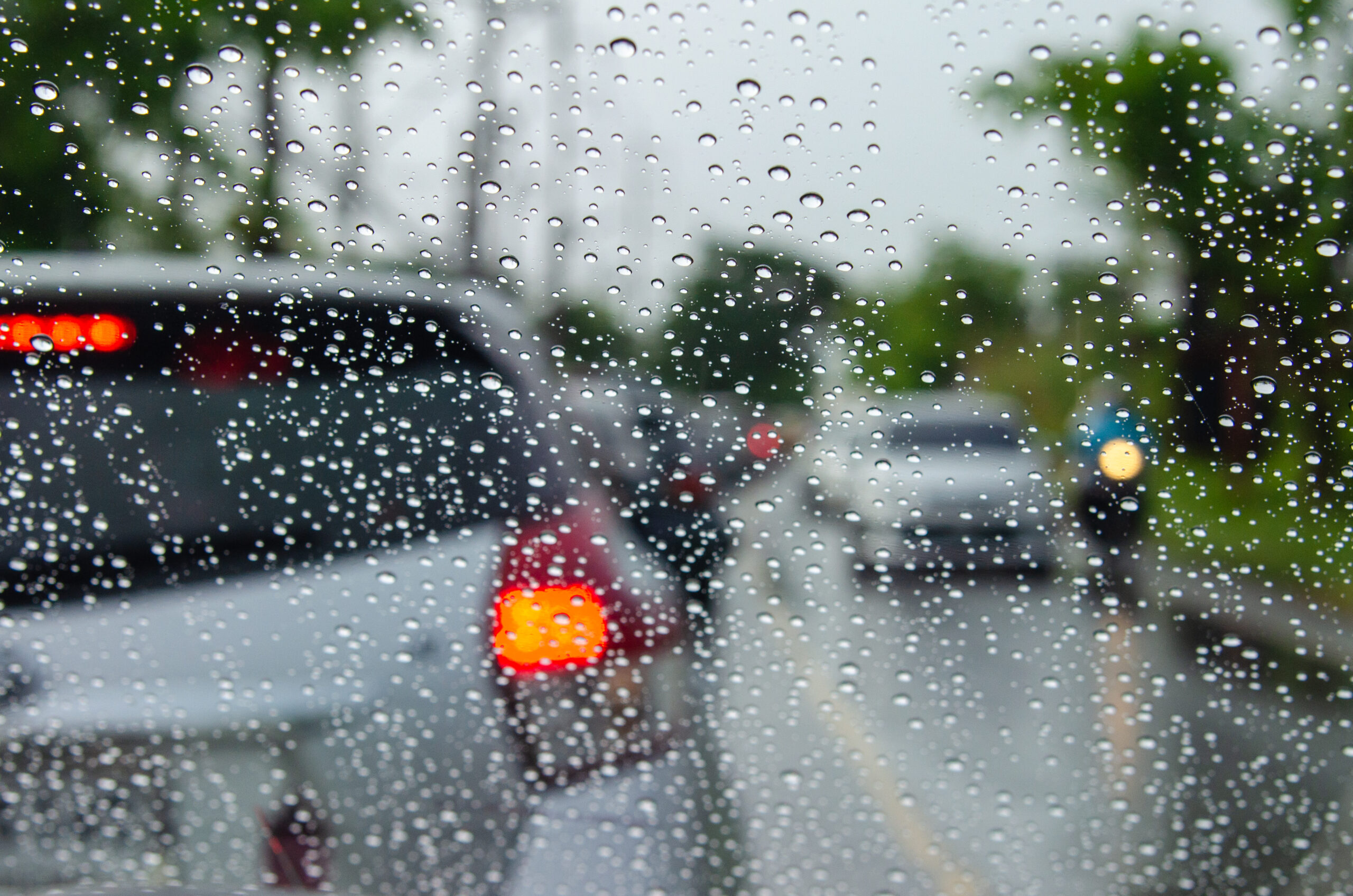 Driving in the rain? This simple mistake can cost you up to €600 in fines and put your safety at risk