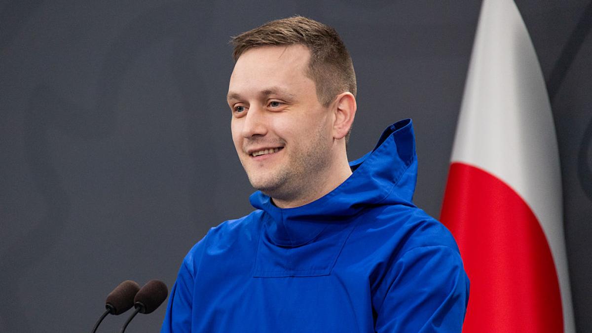 Neither sweatshirt, nor casual, nor casual: everything the Prime Minister of Greenland said with this blue garment